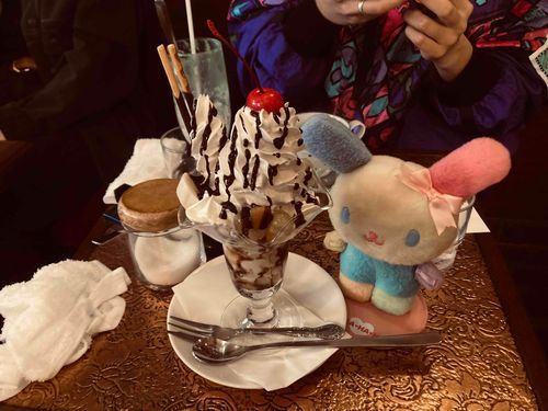 レトロなカフェに行った時はどうするの？そう、パフェを食べるの、正解よ