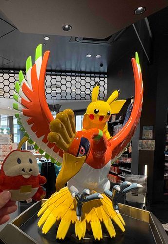 ポケモンセンターキョウト！
ホウオウさんピカチュウさんこんにちは！