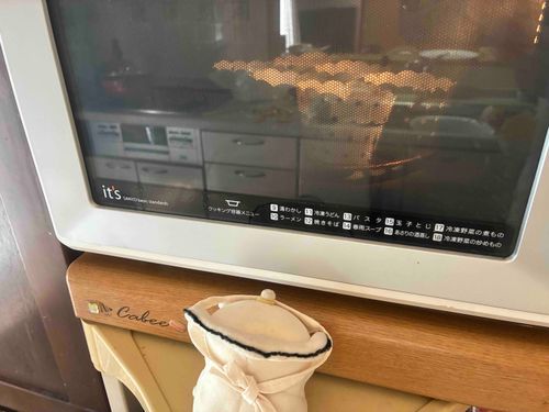 きょうは　ままとばれんたいんのおかしづくり♪かっぷけーきだよ🧁
しっかりえぷろんをしてくっきんぐ!
ちゃんと焼けてるかなー？