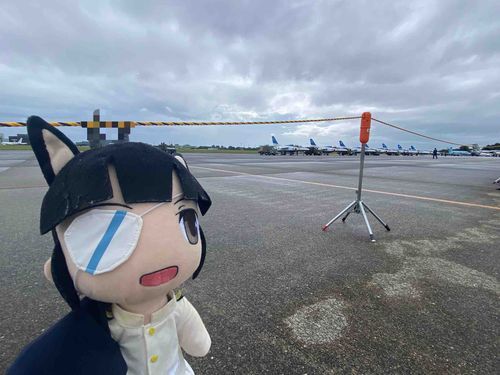 坂本「航空隊の基地のようだがどこだ？ほう、浜松か航空教育集団や警戒航空団の司令部があるところなのか。私が現役の頃からかなり経過したとは言え部隊の編成も大きく変わっているのだな」