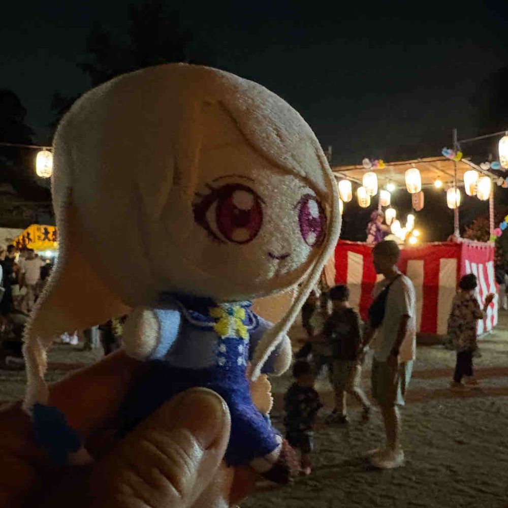 地元の寺での盆踊りは伝統が
感じられて、良い景色だな…
この賑わいは人間観察のやりがいが
あるというものだ。