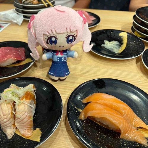 前祝いのときでも、やっぱり
新鮮なサーモン寿司だね〜
ちょっとはわたしも大人に
近づいたから、わさび入り
いけるかも…？
