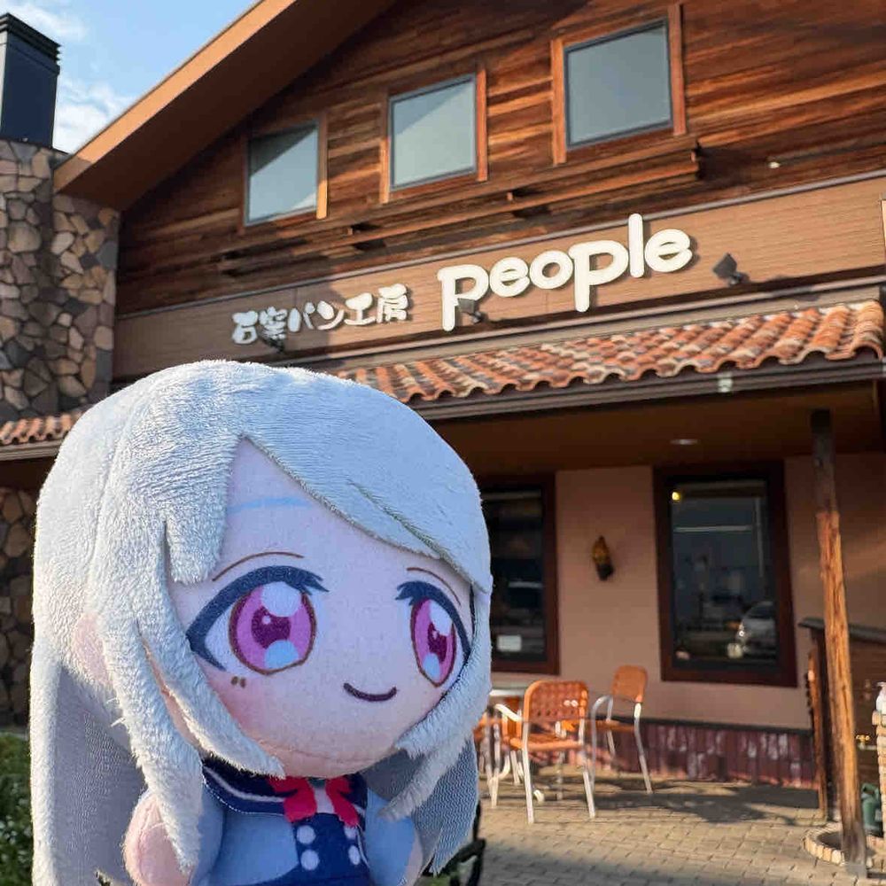 メンバーとして新しく加わりました
六堂えるです。
その…入ったばかりで不慣れですが
よろしくお願いします。
ちなみに私の背後にあるのは、
鉄道風景の模型です。