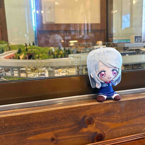 メンバーとして新しく加わりました
六堂えるです。
その…入ったばかりで不慣れですが
よろしくお願いします。
ちなみに私の背後にあるのは、
鉄道風景の模型です。