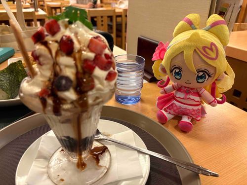 ボリュームがすっごいベリー乗せ
バニラアイスパフェだね！
なんとか食べきってみせるよ！