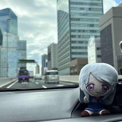 ガラス張りの高層ビルから
見える雲…高速道路ならではの
景色ですね。