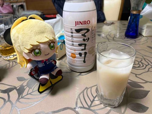 新年初のお酒は〜マッコリ〜！
もちろん、これは持ち主の分だよ。
じゅりあは、見てるだけっ！