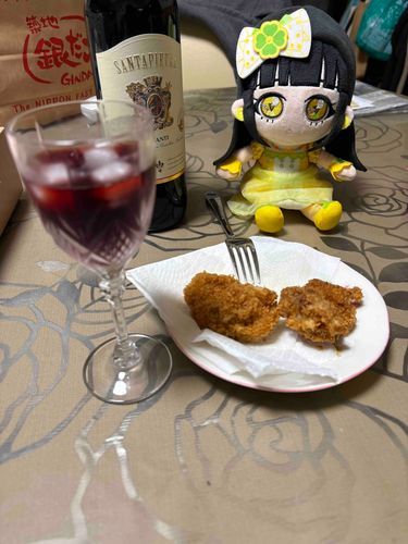 つむぎ、とりにくをあげたもの、
これから、たべる。
ワインで、これから、ばんしゃく、
するのかな…？