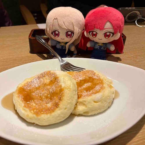 🔴このパンケーキは、タマキ、
　君を祝う為に私と食べてほしい
　と思っているのだが…！

⚪️粋なことをしたのね〜
　わたくしはその想いに賛成よ。