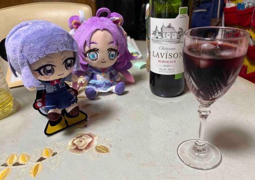 🟣　そっちのグラスに入った
　　ワインと、チィのフレッシュな
　　見た目…どっちが上かしら？

💜　勢いの良さは、はなまる！
　　だけど、なぜ張り合ってるの…