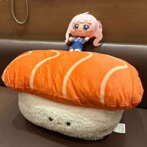 寿司屋さんの待機スペースに
すっごく大きなサーモンのお寿司
のクッションがある⁉︎   ふぇぇ〜