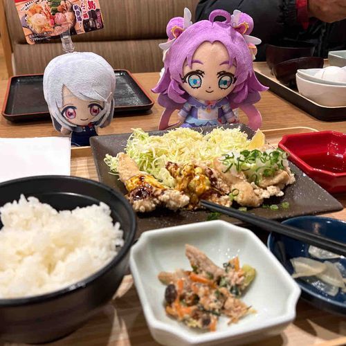 💜　タルタルソースのからあげ
　　　定食を選んだみたいだね！

🩶　見た目とは裏腹に、ヘルシー
　　　っぽさを感じます。