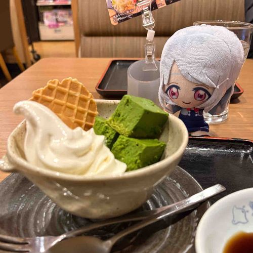 食後に選んだのは、キューブ型の
抹茶ゼリーとソフトクリームです！
溶けてしまうので、早めに
食べないと…ですね。