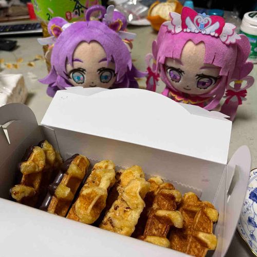 🩷　なんか甘いものの予感がする
　　　と思って開けてみたら…！
💜　見えたっ！ワッフルだ〜‼︎