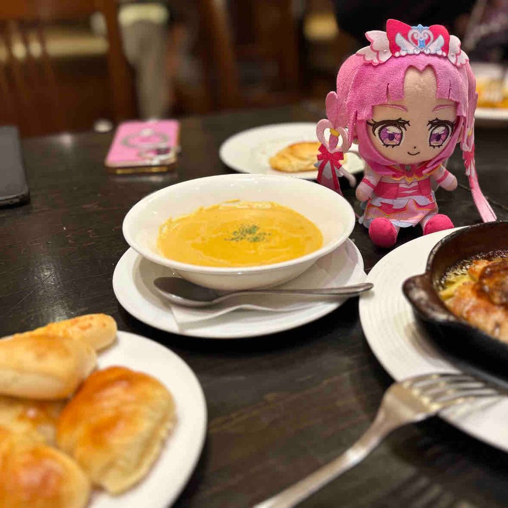 ここのレストランね、パンの
食べ放題セットが人気だから
休日には並ぶしかないの〜
…もちろん、メインのハンバーグ
とかも絶品だけどね！