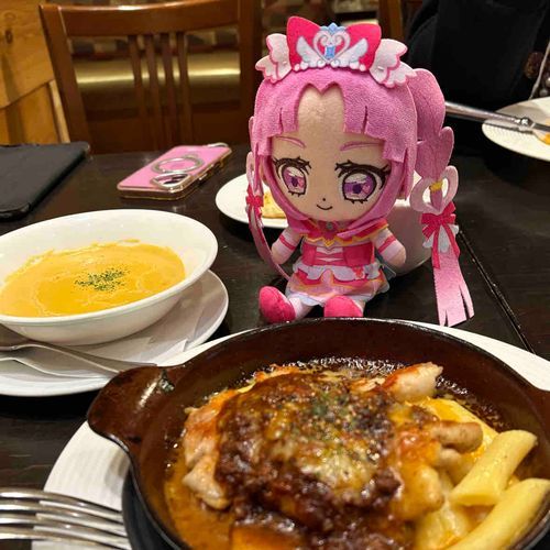 ここのレストランね、パンの
食べ放題セットが人気だから
休日には並ぶしかないの〜
…もちろん、メインのハンバーグ
とかも絶品だけどね！