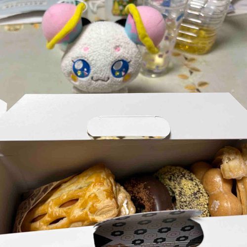 ぜんぶおいしそうフワ〜
しんいりのプリキュアたちにも
おすそわけするフワっ！