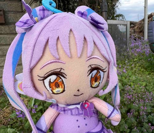 この温暖な時期に、わたしの
後ろにある自生している花が
色づくみたいですよ。　衣装と
カラーが似ているので、わたしを
労っているのかもですね‼︎
