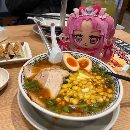 味噌とバターが合わさった濃厚な
スープと、とうもろこしの粒の
食感が…   押し寄せてくる〜！
これは…素晴らしいわね！