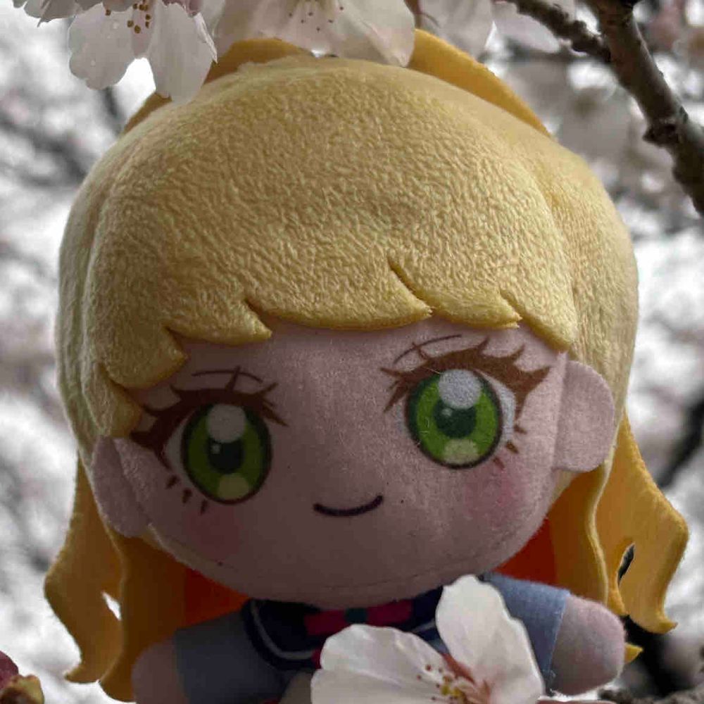 地面に近い枝にある花びらに
囲まれてるから、バズ魅せ
って感じしな〜い？