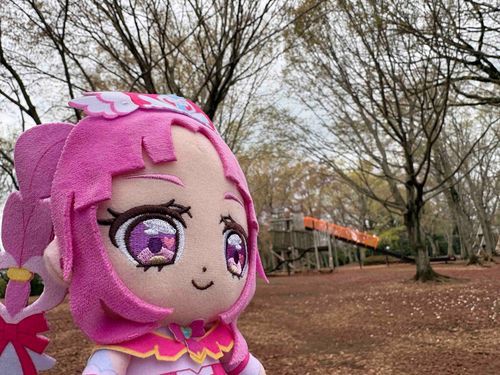 桜の木の場所から少し歩いた
先に遊具がいくつかあるけど…
1時間ほど前まで雨が降ったから
なのかな…   私たち以外の気配が
全くないわね。