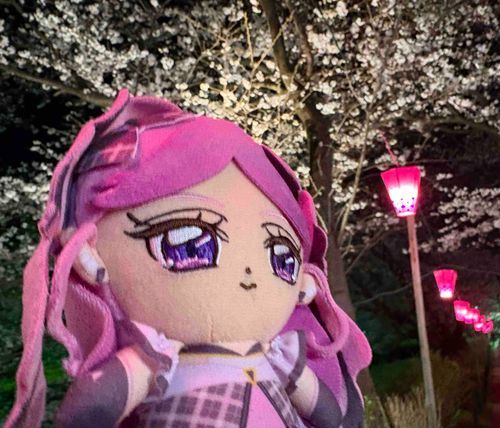 こっちも立派で、ライトアップ
されると幻想的な雰囲気が
感じられるわね…！
…夜中なのに人混みが多いから
うっとり気分が半減しそうよ。