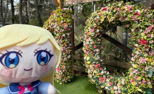 ここの公園には大きなキャンプ場
があるんだって〜　華やかな
「10」のモニュメントスペースは、
開設から10周年のお祝い…
みたいだね。映えるかなぁ…？