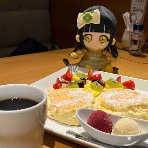 フルーツとパンケーキと、
ミニアイスの、あじわいまんてん、
ぜいたくなプレート、キタ〜！