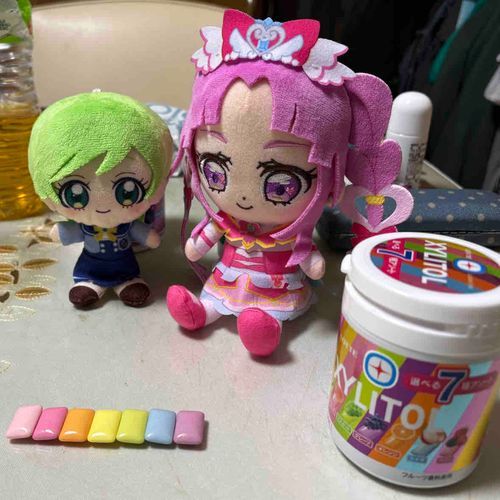 🩷　最近のガムって鮮やかな色
　　　してるのね…！
🟢　こんなに見事にレインボーに
　　　なってるヤツは、ウチも
　　　初めて見たで。