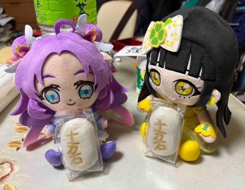 つむぎちゃんも初めてだよね…！
わたしも初めてなんだ〜
地元の特産品のまんじゅう…
はなまるおいしそ〜！