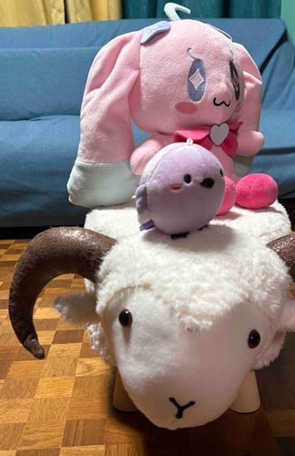 ふじいろの、シマエナガさんと、
いすみたいな、ひつじさん。
あたらしく、このいえにきた〜