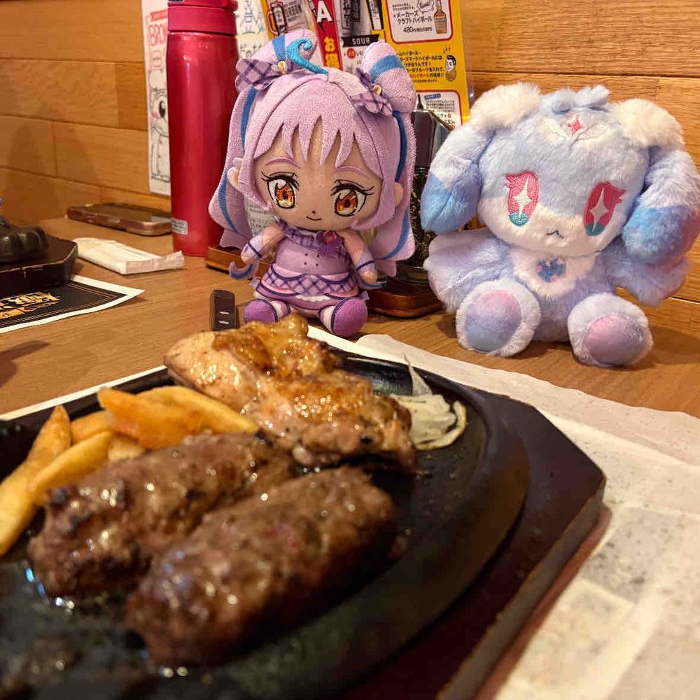 🔸　外食したこの時は、キュア
　　キュンキュンのお祝いとして
　　ハンバーグを味わったっちゅ！
　　…誕生日だったこと、実は
　　知らなかったっちゅ。