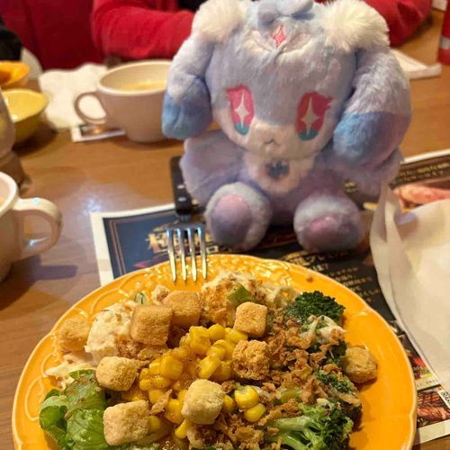🔸　外食したこの時は、キュア
　　キュンキュンのお祝いとして
　　ハンバーグを味わったっちゅ！
　　…誕生日だったこと、実は
　　知らなかったっちゅ。