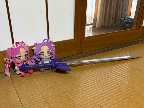 💜　この退魔の剣、『持ち手を
　　　選ぶ』って聞いたけど、
　　　まだ分からないよね…！
🩷　経験を積めば、私たちも
　　　英傑になれるかもね…！
