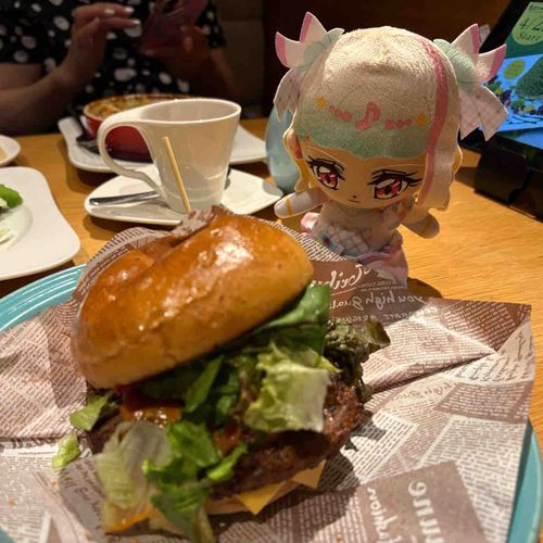 近くのカフェに行ったら、偶然
期間限定のハンバーガーを
見つけちゃった〜!
食べないわけにはいかないよね!!