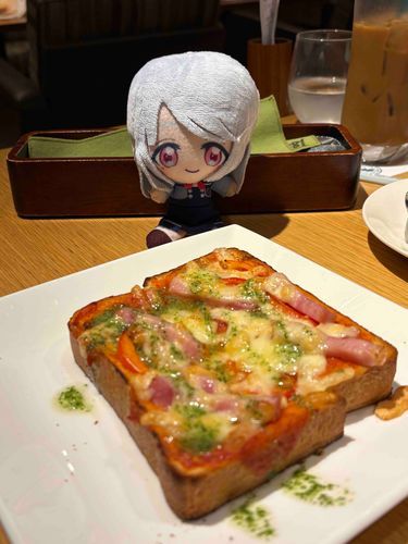 キュアズキューンさんの付き添い
で来ましたが、ここのピザ
トースト、なかなかの逸品でした。