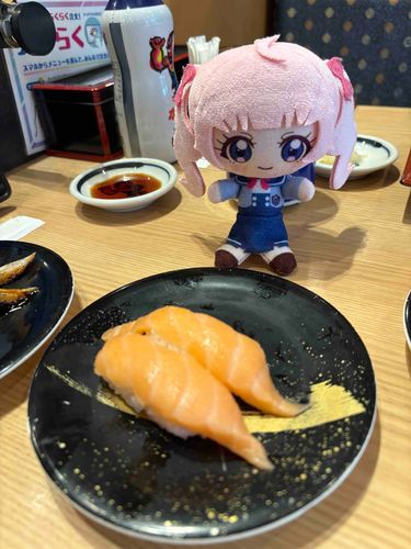 いつものサーモンのお寿司だ〜!
…でも、わたしってなにか
いい行いとか、したのかな?