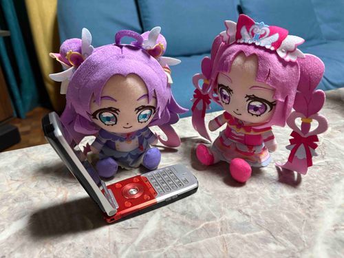 💜 タンスの片付けの時に、
見つけたけどなんだろ…?
🩷 携帯電話だよ、まさに!!
私がいた時代はこの形なの!
