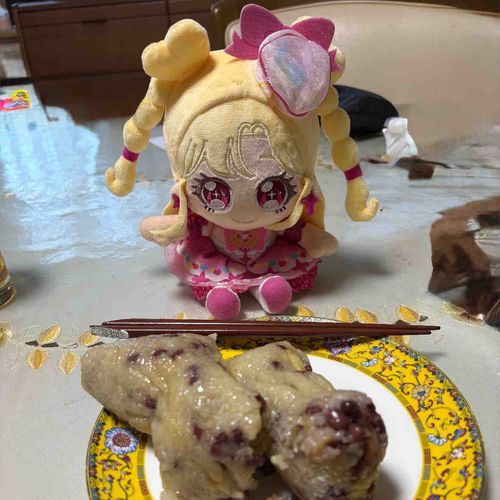 庭にある竈門で長い時間かけて
作った『ちまき』っていう
食べ物だって〜
具材がたくさん詰まってるから、
ノリノリ、楽しみ〜!