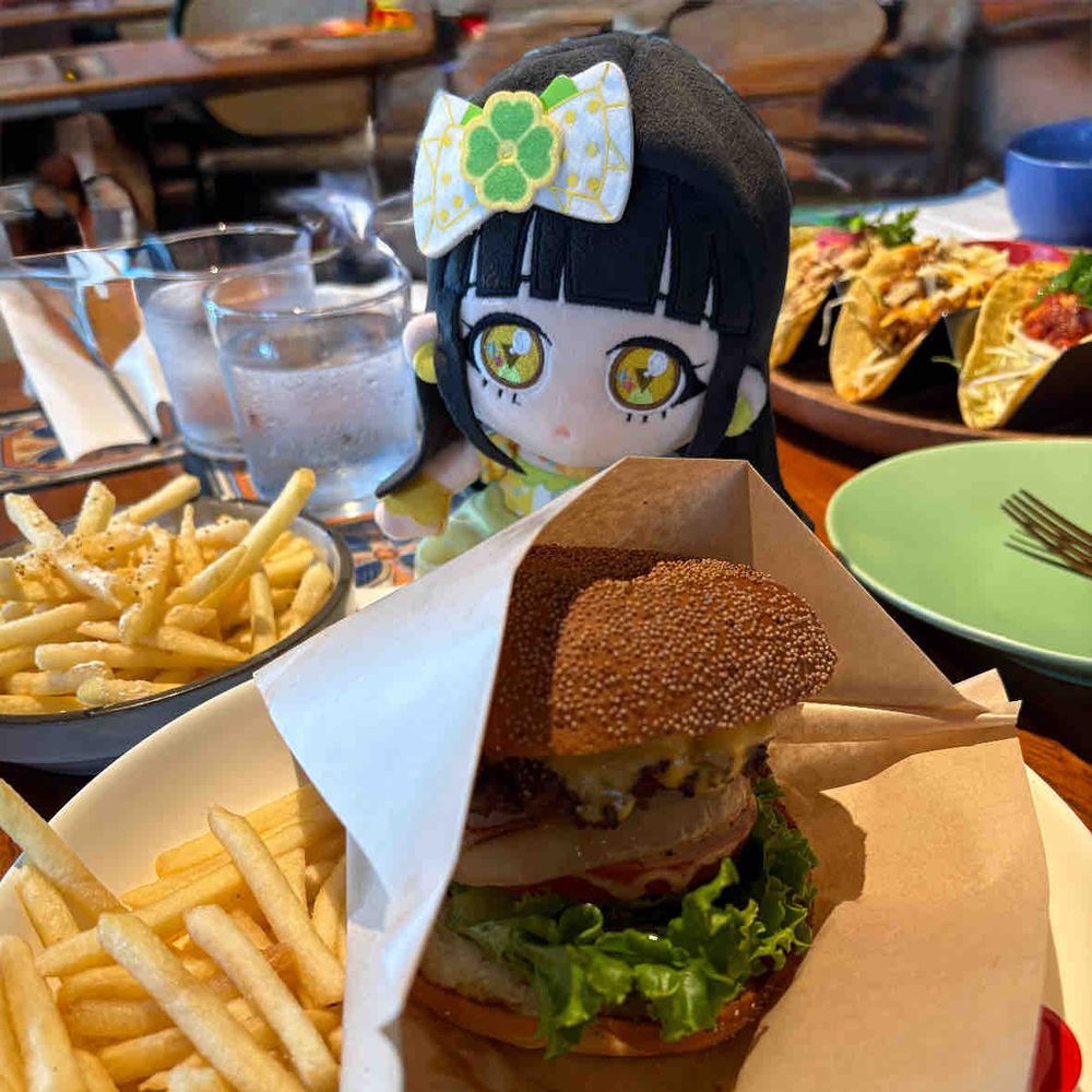 さんかくの、おおきな、やね。
にわみたいで、あるきやすい！
がいこくの、たべもの、きになる。
もっと、ゆうめいになる…？