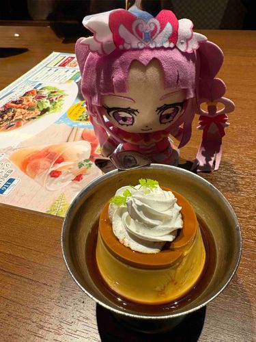 プリンといえば、定番の山
みたいな形だよね〜
トッピングが乗っていて、少し
おしゃれでもあるっ！