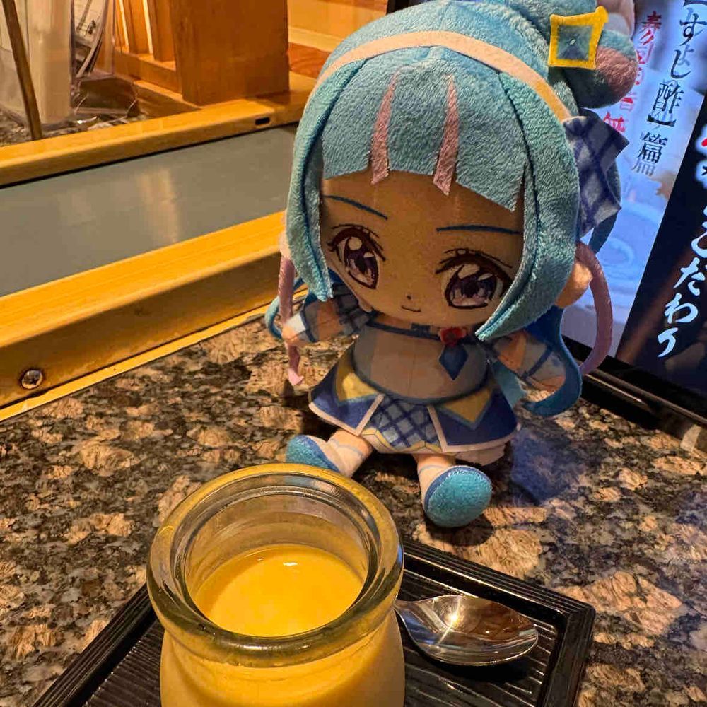 早めに降ってきたから、雨避け
でショッピングモールに来たけど
すごく混雑してて…   なんとか
入れた寿司屋で休憩だね。