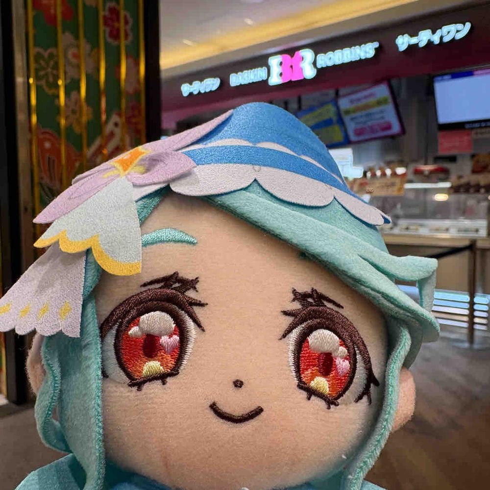 帰る前に時間が余ったから、
海沿いのエリアに行ったの。
カラフルなアイスの専門店、仮に
アルカナが見かけたら、ずっと
興味がそっちに向きそうね〜