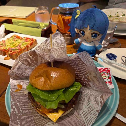 肉などを挟んだ『ハンバーガー』
…というモノと、なんとなく私の
色味に似ている飲み物がきました！
親近感で照れちゃいますね。