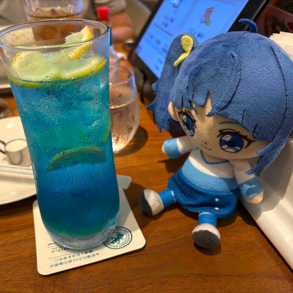 肉などを挟んだ『ハンバーガー』
…というモノと、なんとなく私の
色味に似ている飲み物がきました！
親近感で照れちゃいますね。