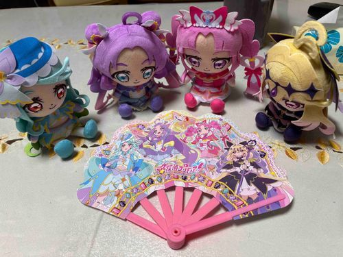 💜　コラボしてるね！
🩷　わたし達のイラストの
　　　扇子だ！　カワイイ〜
🩵　少し照れちゃうかも…
