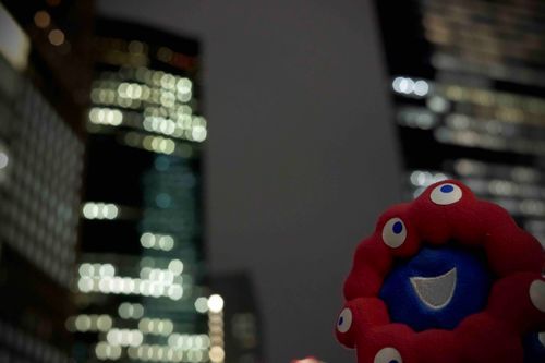 今月はいえの人がなんかいも東京にしごとをしにいきました。ついていきます。摩天楼です。