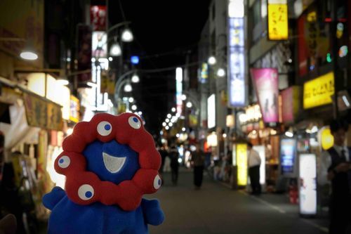 はたらく人の夜の町です。けんそうにまぎれます。
