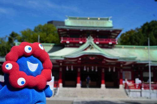 富岡八幡宮です。おじゃまします。
りっぱな御本殿です。
空があおくて建物があかいです。おそろいかもしれません。
でもろくしょうはないのでした。おそろいではありません。
