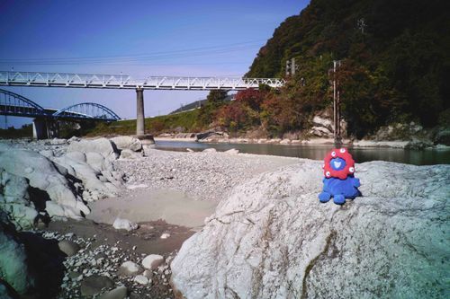 山と川にいきました。石のごろごろをながめます。深まる秋です。